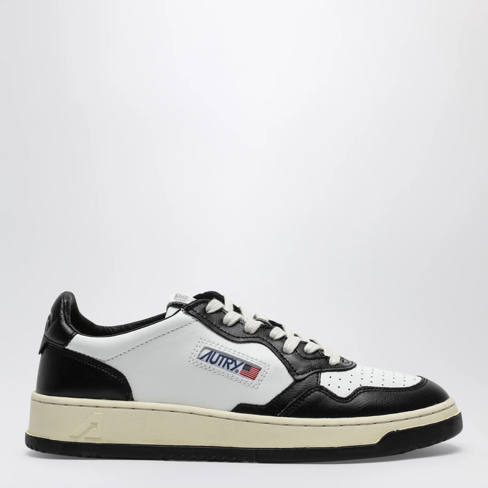 AUTRY Medalist sneakers in white/black leather