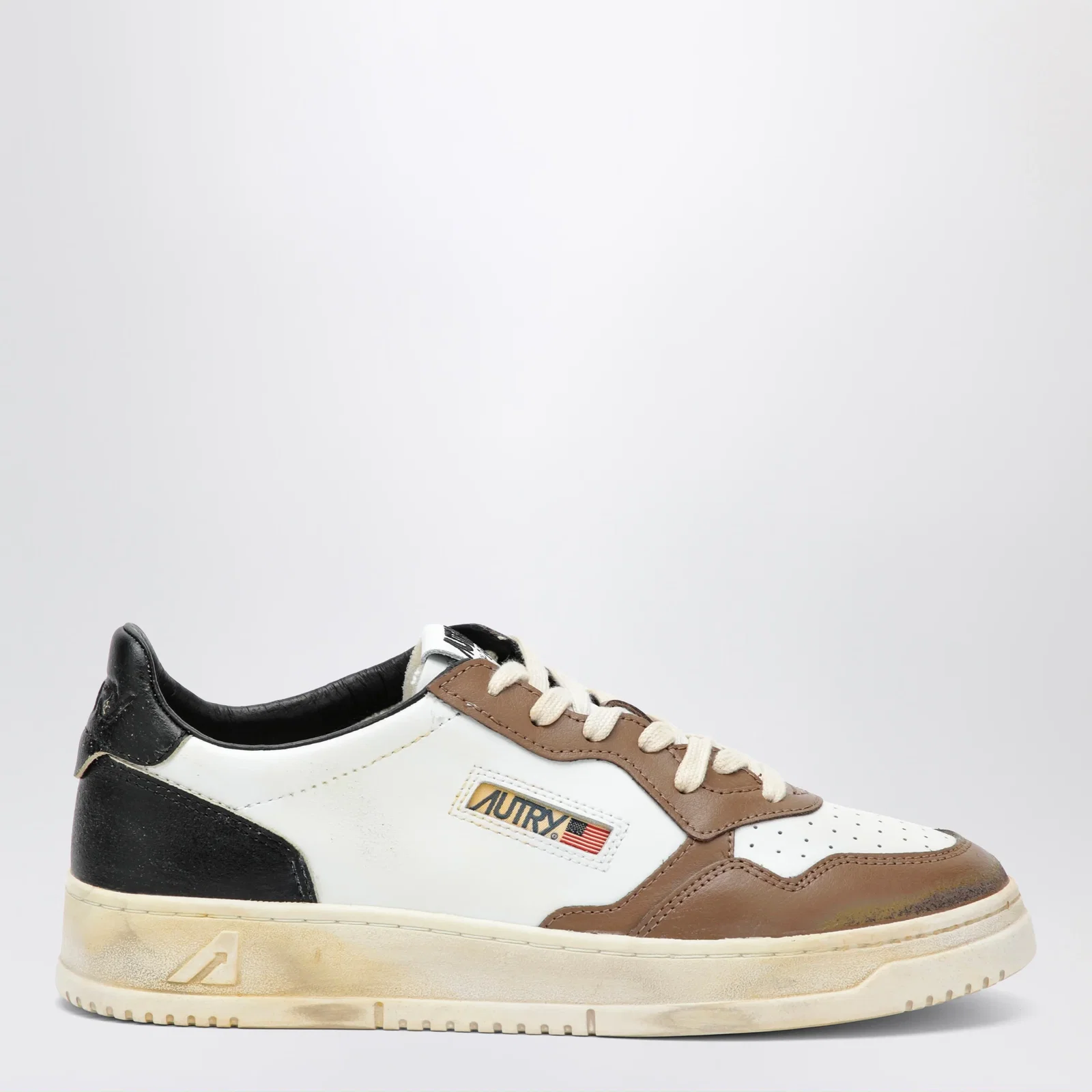 AUTRY Medalist Low Super Vintage sneakers in black/white/brown
